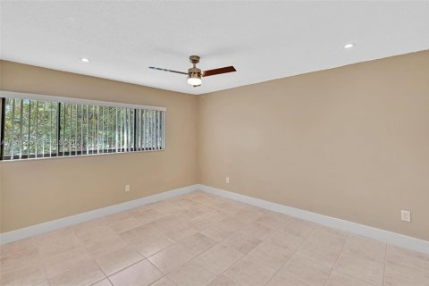 Condo in Tamarac, Florida, 2 bedrooms  № 2020707 - photo 14