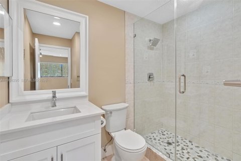 Condo in Tamarac, Florida, 2 bedrooms  № 2020707 - photo 12