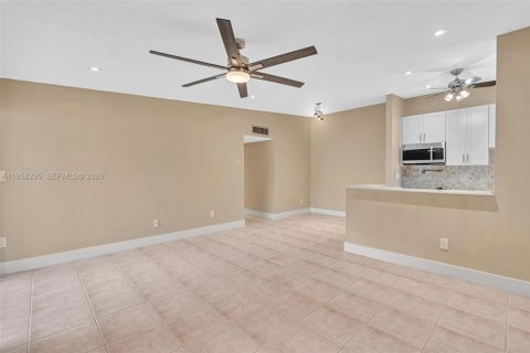 Condo in Tamarac, Florida, 2 bedrooms  № 2020707 - photo 4