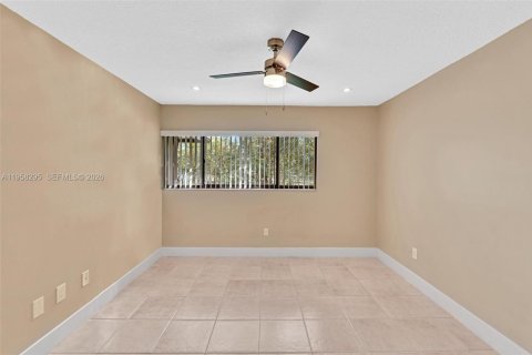 Condo in Tamarac, Florida, 2 bedrooms  № 2020707 - photo 15