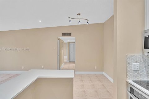 Condo in Tamarac, Florida, 2 bedrooms  № 2020707 - photo 10