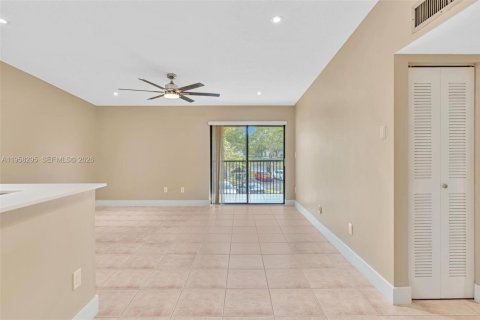 Condo in Tamarac, Florida, 2 bedrooms  № 2020707 - photo 5