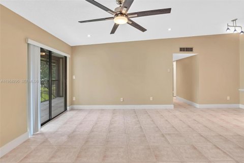 Condo in Tamarac, Florida, 2 bedrooms  № 2020707 - photo 6