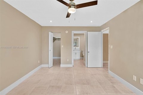 Condo in Tamarac, Florida, 2 bedrooms  № 2020707 - photo 16