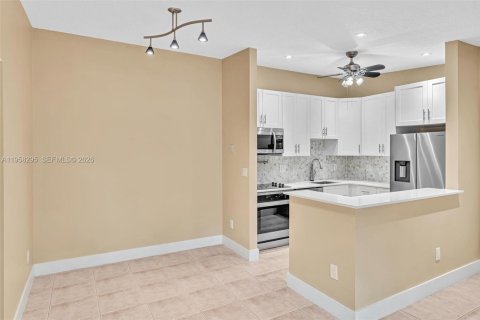 Condo in Tamarac, Florida, 2 bedrooms  № 2020707 - photo 3