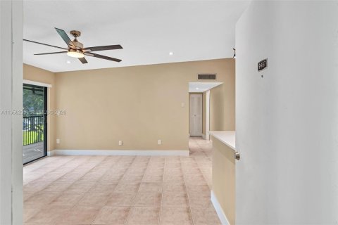Condo in Tamarac, Florida, 2 bedrooms  № 2020707 - photo 7