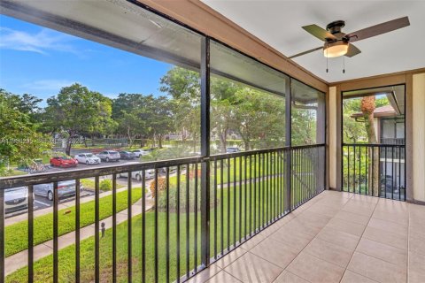 Condo in Tamarac, Florida, 2 bedrooms  № 2020707 - photo 25