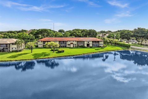 Condo in Tamarac, Florida, 2 bedrooms  № 2020707 - photo 30