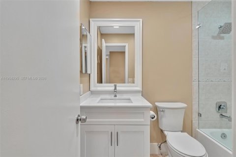 Condo in Tamarac, Florida, 2 bedrooms  № 2020707 - photo 19