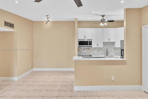 Condo in Tamarac, Florida, 2 bedrooms  № 2020707 - photo 9