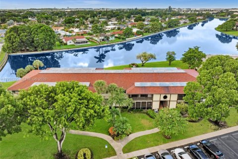 Condo in Tamarac, Florida, 2 bedrooms  № 2020707 - photo 29