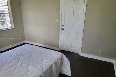 Immobilier commercial à vendre à Hollywood, Floride: 91.6 m2 № 1976834 - photo 17