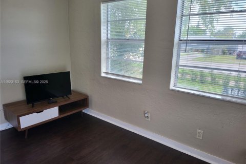 Immobilier commercial à vendre à Hollywood, Floride: 91.6 m2 № 1976834 - photo 11