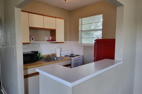 Immobilier commercial à vendre à Hollywood, Floride: 91.6 m2 № 1976834 - photo 12