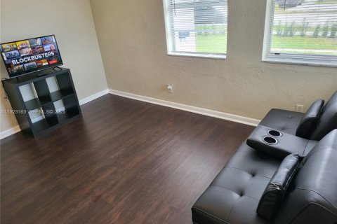 Immobilier commercial à vendre à Hollywood, Floride: 91.6 m2 № 1976834 - photo 28