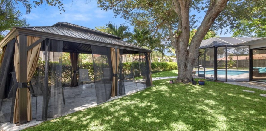 House in Boca Raton, Florida 3 bedrooms, 186.36 sq.m. № 1223642