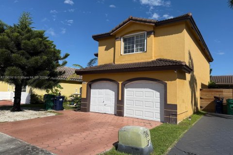 House in Miami, Florida 4 bedrooms, 182.83 sq.m. № 1953199 - photo 2
