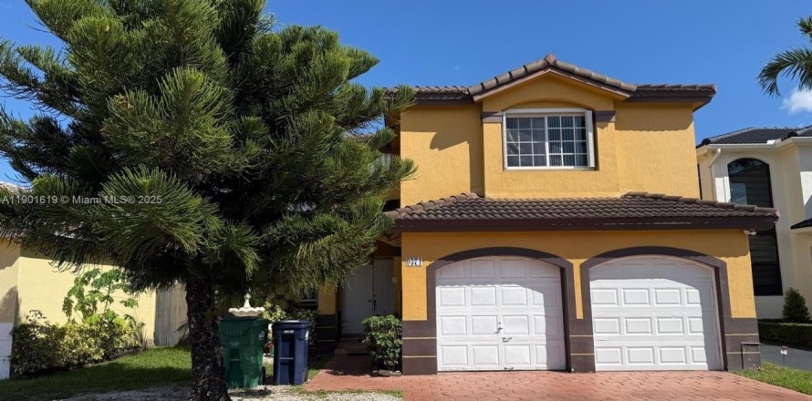 House in Miami, Florida 4 bedrooms, 182.83 sq.m. № 1953199