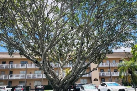 Condo in Sunrise, Florida, 2 bedrooms № 2188340 - photo 17