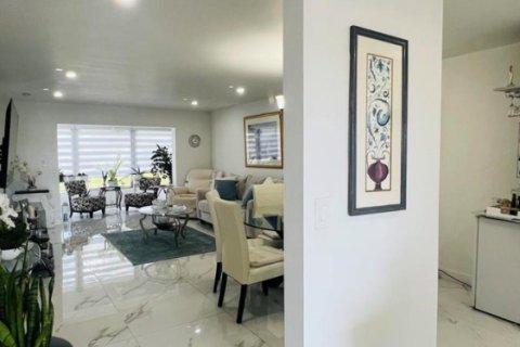 Condo in Sunrise, Florida, 2 bedrooms № 2188340 - photo 5