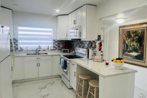Condo in Sunrise, Florida, 2 bedrooms № 2188340 - photo 7