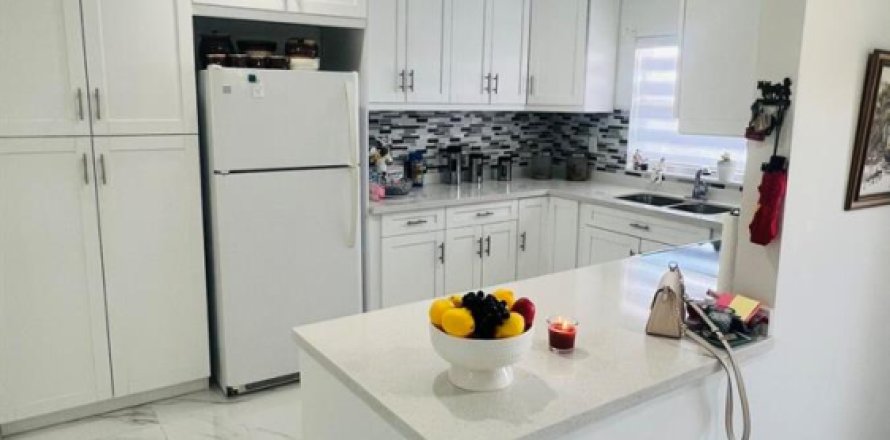 Condo in Sunrise, Florida, 2 bedrooms № 2188340