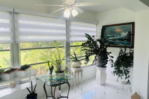 Condo in Sunrise, Florida, 2 bedrooms № 2188340 - photo 11
