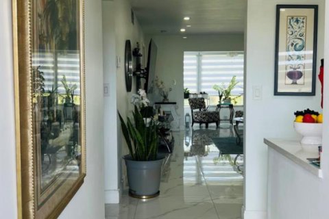Condo in Sunrise, Florida, 2 bedrooms № 2188340 - photo 8