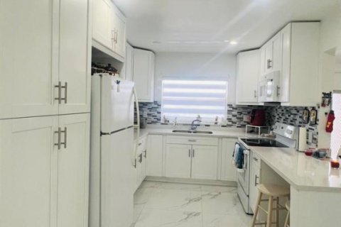 Condo in Sunrise, Florida, 2 bedrooms № 2188340 - photo 2