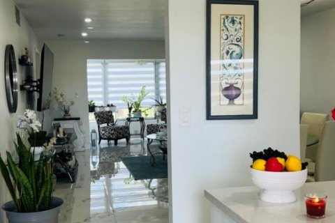 Condo in Sunrise, Florida, 2 bedrooms № 2188340 - photo 3