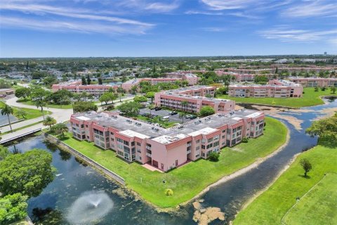 Condo in Sunrise, Florida, 2 bedrooms № 2188340 - photo 29