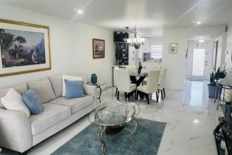 Condo in Sunrise, Florida, 2 bedrooms № 2188340 - photo 10