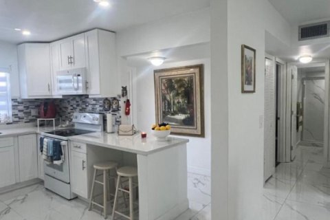 Condo in Sunrise, Florida, 2 bedrooms № 2188340 - photo 6