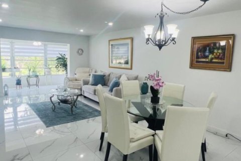 Condo in Sunrise, Florida, 2 bedrooms № 2188340 - photo 9