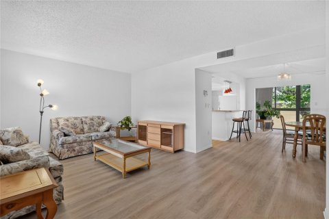 Condo in Lakeland, Florida, 2 bedrooms  № 2237180 - photo 2