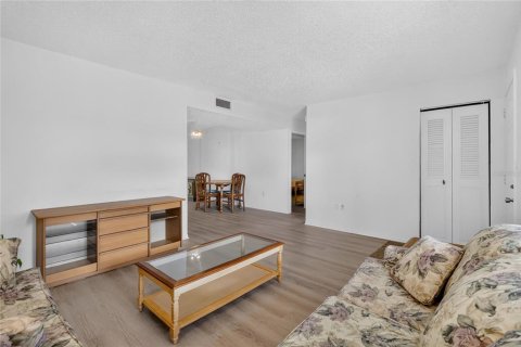 Condo in Lakeland, Florida, 2 bedrooms  № 2237180 - photo 9