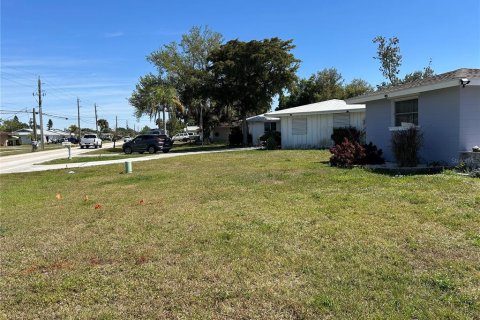 House in Port Charlotte, Florida 2 bedrooms, 115.85 sq.m. № 1575018 - photo 12
