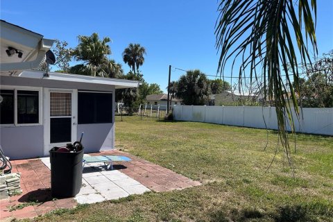 House in Port Charlotte, Florida 2 bedrooms, 115.85 sq.m. № 1575018 - photo 8