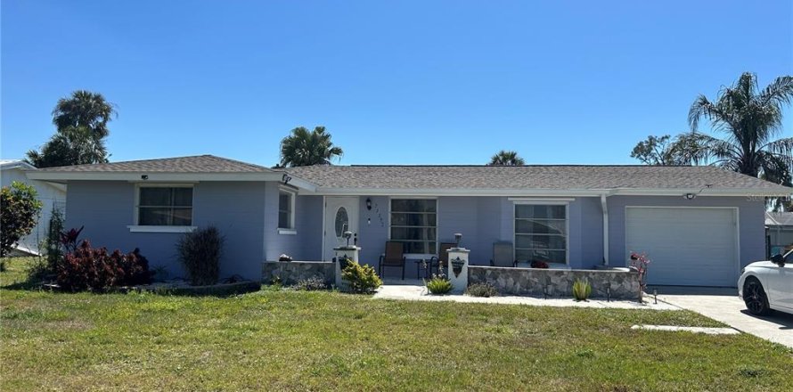 House in Port Charlotte, Florida 2 bedrooms, 115.85 sq.m. № 1575018