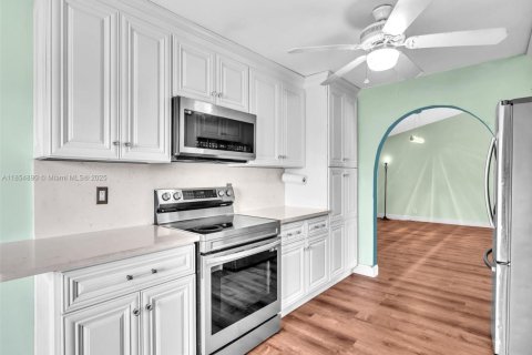 House in Boca Raton, Florida 3 bedrooms, 146.32 sq.m. № 1880009 - photo 11