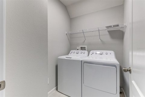 Townhouse in TOWNS AT LAKE MONROE COMMONS in Sanford, Florida 3 bedrooms, 147.44 sq.m. № 1902432 - photo 4
