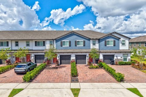 Townhouse in TOWNS AT LAKE MONROE COMMONS in Sanford, Florida 3 bedrooms, 147.44 sq.m. № 1902432 - photo 1