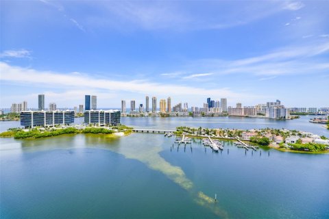 Снять в аренду кондоминиум в Авентура, Флорида 3 спальни, 304.16м2, № 1957934 - фото 2