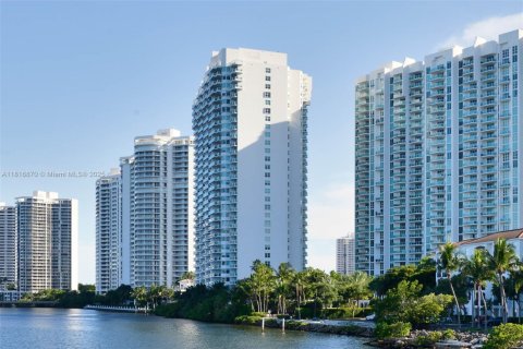 Снять в аренду кондоминиум в Авентура, Флорида 3 спальни, 304.16м2, № 1957934 - фото 9