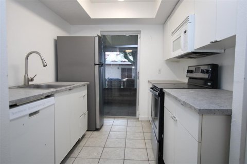 Adosado en venta en Kissimmee, Florida, 2 dormitorios, 81.29 m2 № 2214669 - foto 3