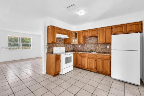 Commercial property in Lauderhill, Florida 180.42 sq.m. № 2047857 - photo 12