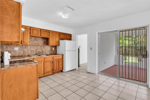 Commercial property in Lauderhill, Florida 180.42 sq.m. № 2047857 - photo 10