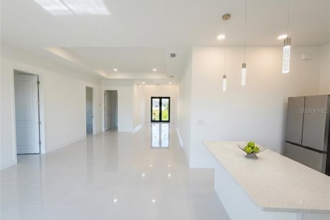Villa ou maison à vendre à Cape Coral, Floride: 4 chambres, 176.89 m2 № 2404894 - photo 4