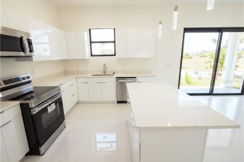 Villa ou maison à vendre à Cape Coral, Floride: 4 chambres, 176.89 m2 № 2404894 - photo 9