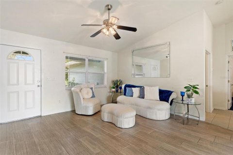 House in Indian lake estates, Florida 3 bedrooms, 155.52 sq.m. № 2220266 - photo 6